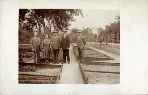 Foto Ak Hamburg Wandsbek Rahlstedt, Gruppenbild in einem Garten, Frühbeete