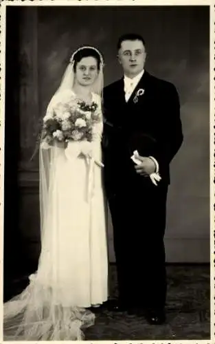 Foto Ak Pforzheim, Hochzeitspaar, Portrait