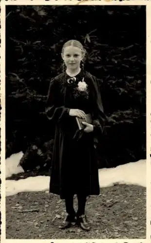 Foto Ak Schömberg im Schwarzwald Württemberg, Mädchen mit Bibel, Kommunion, Portrait