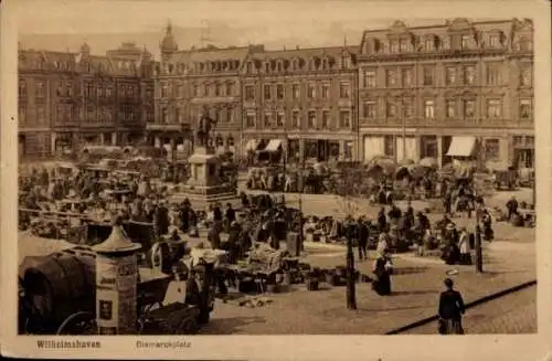 Ak Wilhelmshaven an der Nordsee, Bismarckplatz, Denkmal, Marktstände, Litfaßsäule