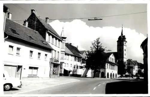 Foto Ak Niefern in Baden, Straßenpartie, Geschäft, Kirche