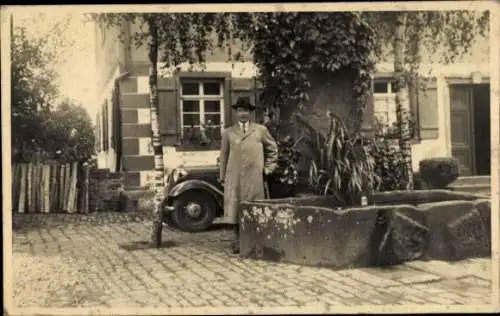 Foto Ak Bad Wildbad im Schwarzwald, Teilansicht, Mann, Auto