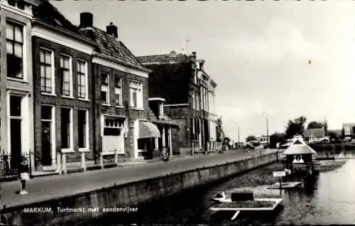 Ak Makkum-Friesland Niederlande, Rasenmarkt mit Ententeich