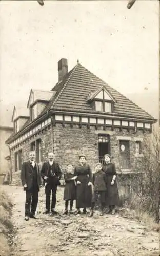 Foto Altena in Westfalen, Familie vor dem Backsteinhaus am Hagelweg