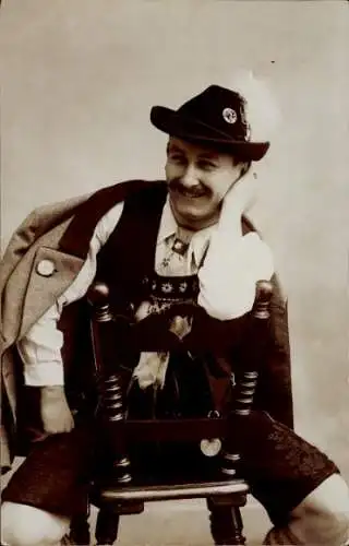 Foto Ak Mann in bayerischer Volkstracht, Sitzporträt