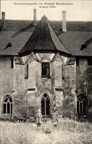 Ak Blaubeuren Baden Württemberg, Brunnenkapelle im Kloster, Kinder, erbaut 1482