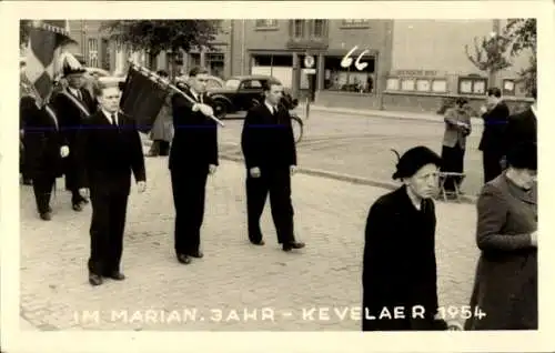 Ak Kevelaer am Niederrhein, Marian-Jahr, 1954, Männer, Fahnen