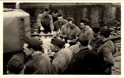 Foto Ak Warendorf im Münsterland, Männer in Uniformen, Fahrzeug, Jahr 1952