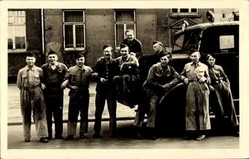 Foto Ak Warendorf im Münsterland, Männer in Uniformen, Fahrzeug, Jahr 1952