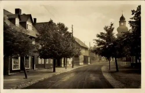 Ak Frauenwald am Rennsteig Ilmenau Thüringen, Straßenpartie, Turmuhr, Geschäft