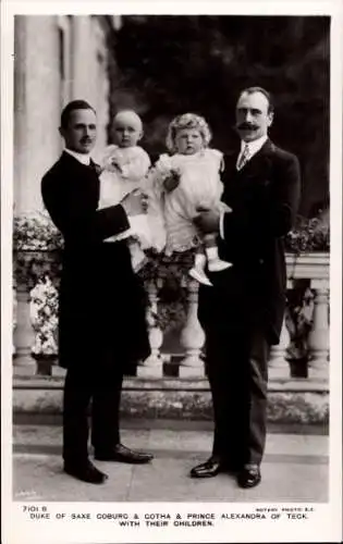 Ak Herzog von Sachsen Coburg Gotha und Prinz Alexander von Teck mit ihren Kindern