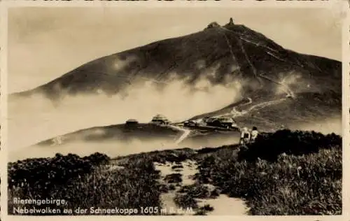 Ak Karpacz Krummhübel Schlesien, Dom Śląski, Schlesierhaus, Nebelwolken an der Schneekoppe