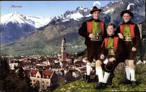 Ak Meran Merano Südtirol, Panorama, Buben in Tracht