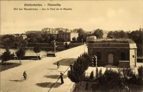 Ak Thionville Diedenhofen Lothringen Moselle, Auf der Moselbrücke