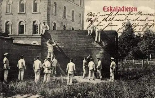 Ak Deutsche Soldaten beim Eskaladieren, Exerzierplatz