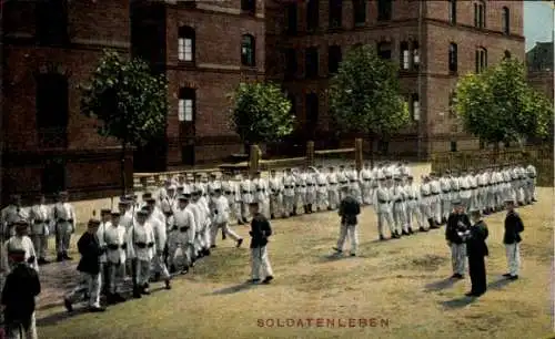 Ak Soldatenleben, Soldaten auf dem Exerzierplatz, Kasernenhof