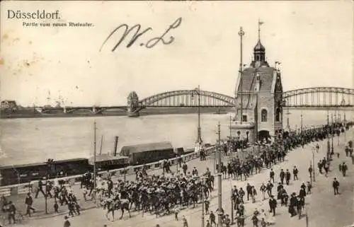 Ak Düsseldorf am Rhein, neues Rheinufer, Brücke, Passanten