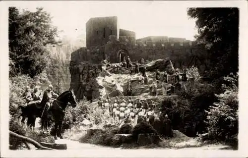 Foto Ak Ötigheim ? im Schwarzwald, Burgruine, Freilichtbühne, Theaterszene, Ritter