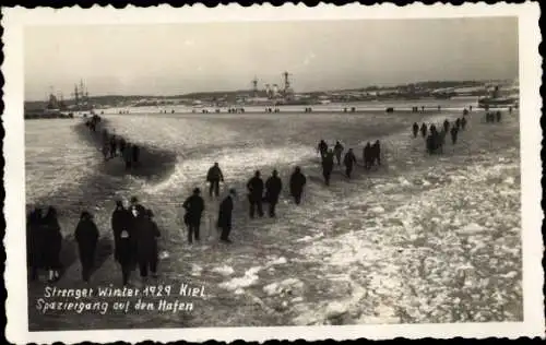 Foto Ak Kiel, Winter 1929, zugefrorener Hafen, Kriegsschiff, Linienschiff im Eis