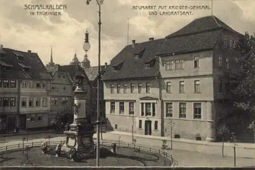 Ak Schmalkalden Thüringen, Neumarkt mit Kriegerdenkmal, Landratsamt