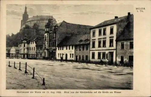 Ak Weida in Thüringen, Hochwasser 1924, Blick von der Kirchbrücke auf die Straße am Wasser