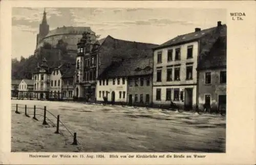 Ak Weida in Thüringen, Hochwasser 1924, Blick von der Kirchbrücke auf die Straße am Wasser