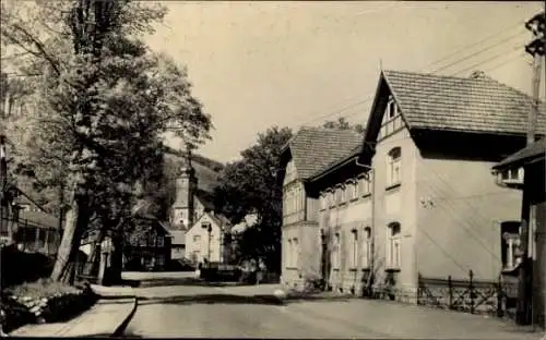 Foto Ak Katzhütte im Schwarzatal Thüringen, Straßenpartie, Gebäude, Kirchturm