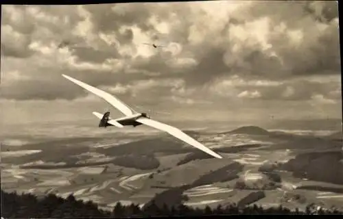 Ak Segelflugzeug im Flug über die Landschaft