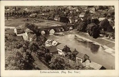 Ak Echternacherbrück in der Eifel, Luftbild der Stadt, Brücke