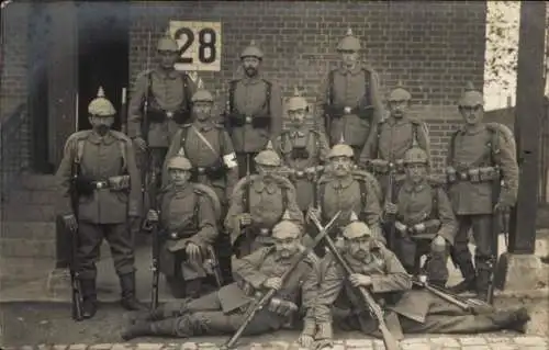 Foto Ak Deutsche Soldaten in Uniformen, Gruppenaufnahme, I WK