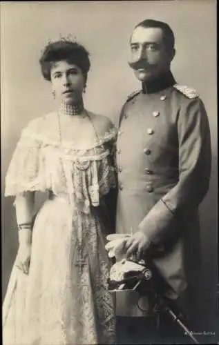 Ak Fürst Ernst II. zu Hohenlohe Langenburg, Portrait in Uniform, Alexandra von Sachsen Coburg Gotha