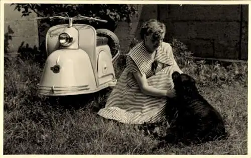 Foto Frau mit Hund und Motorroller