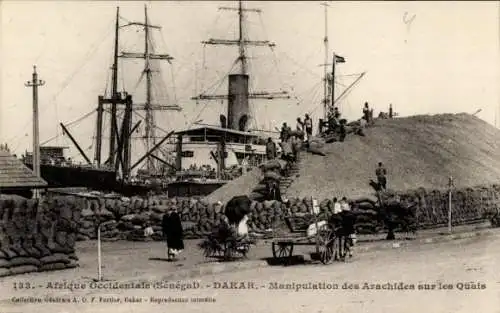 Ak Dakar Senegal, Verladen von Erdnüssen im Hafen