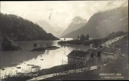 Ak Loenvandet Norwegen, Nordfjord, Holzhütten am Wasser, Wolken