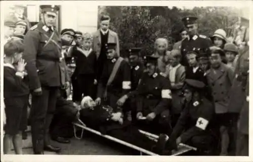 Foto Ak Hamburg Wandsbek Rahlstedt, Soldaten in Uniformen, Sanitäter, Mann auf Trage