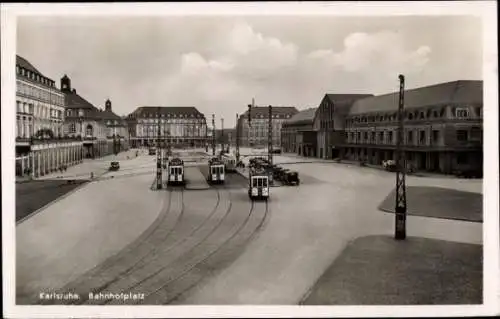 Ak Karlsruhe, Bahnhofplatz, Straßenbahnen