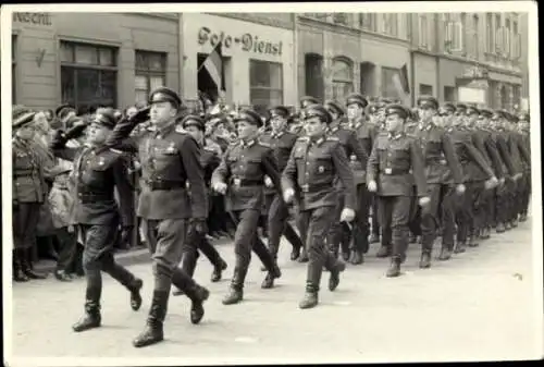 Foto Hansestadt Wismar, Marschierende Männer in Uniformen, DDR, Fest