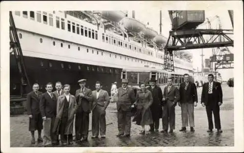 Foto Ak Bremerhaven, Personen im Hafen, Einschiffung, Shuttle-Bus