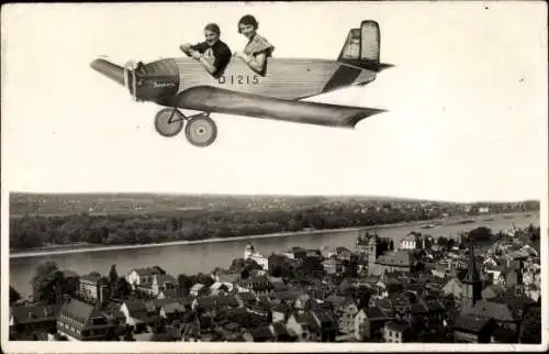 Foto Ak Bonn ?, Zwei Frauen in einem Flugzeug über der Stadt, Fotomontage