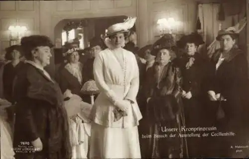 Ak Kronprinzessin Cecilie von Preußen beim Besuch der Ausstellung der Cecilienhilfe, Liersch 7670