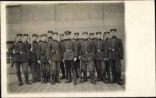 Foto Ak Deutsche Soldaten in Uniformen, Gruppenaufnahme, I WK