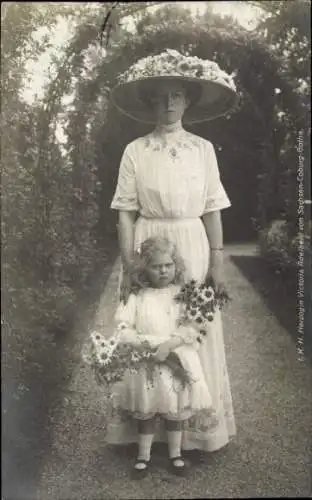 Ak Herzogin Victoria Adelheid von Sachsen Coburg Gotha, Mädchen mit Blumen, Portrait