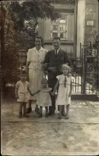 Foto Ak Berlin Zehlendorf, Familie vor ihrem Haus