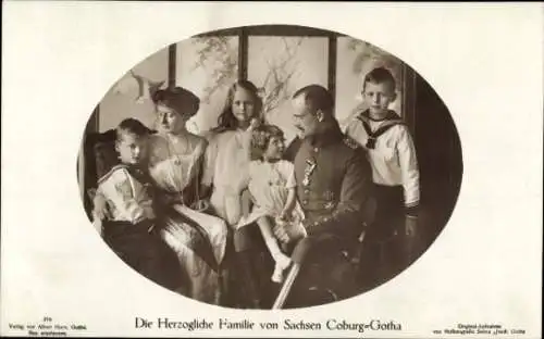 Ak Herzogliche Familie von Sachsen Coburg und Gotha, Carl Eduard, Viktoria Adelheid, Kinder