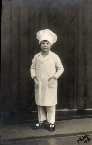 Foto Ak Junge als Bäcker, Portrait, Kurtchen Raschdorf 1930