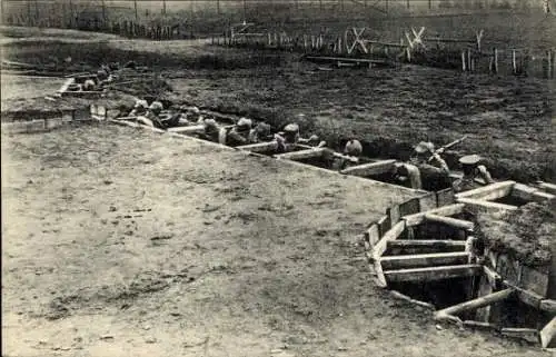 Ak Düsseldorf am Rhein, Infanterie im Gefecht, Bilder von der Kriegsausstellung 1916