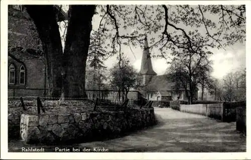 Ak Hamburg Wandsbek Rahlstedt, bei der Kirche