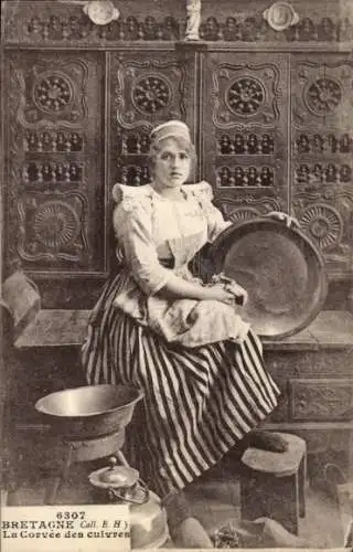 Ak Frau in bretonischer Volkstracht, Hausarbeit, Schrank