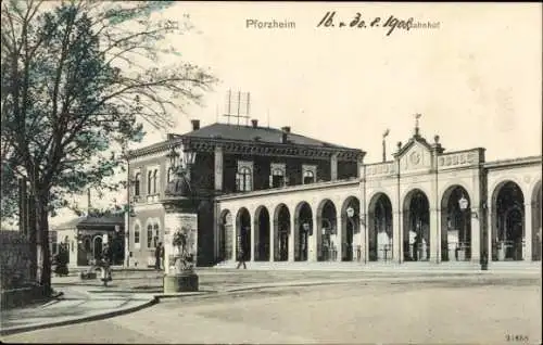 Ak Pforzheim im Schwarzwald, Bahnhof, Litfaßsäule