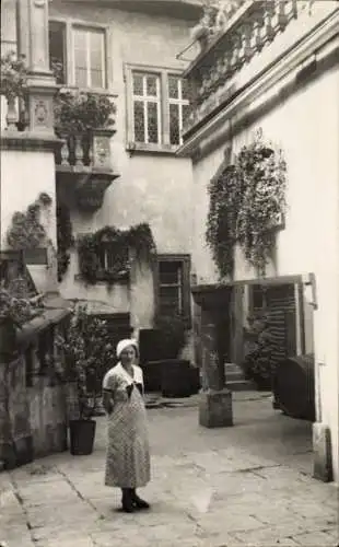 Foto Würzburg am Main Unterfranken, alter Hof, Frau